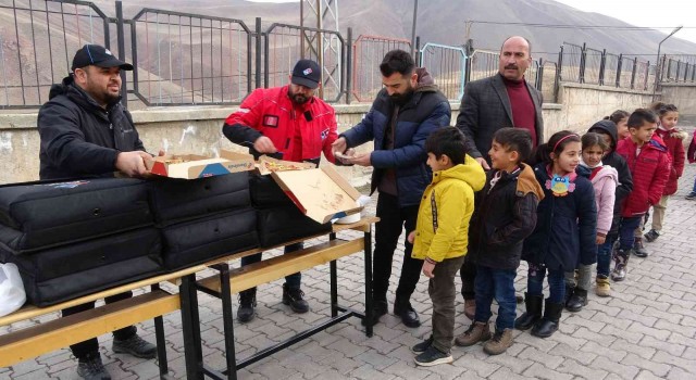 Soğuk havada çocuklara sıcak pizza ikramı