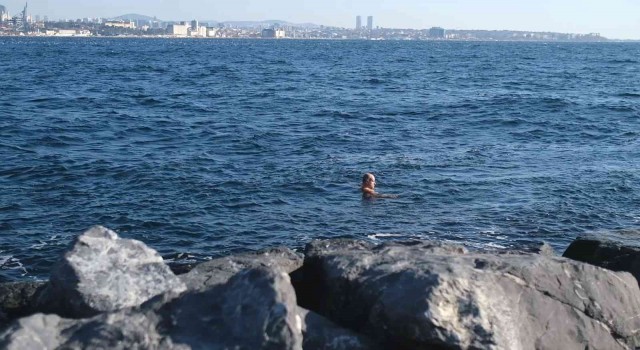 Soğuk havaya aldırış etmeden 10 yıldır denize giriyor