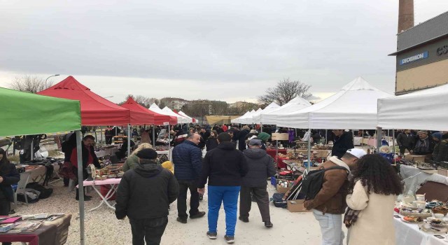 Soğuk ve yağışlı hava antika severleri durduramadı
