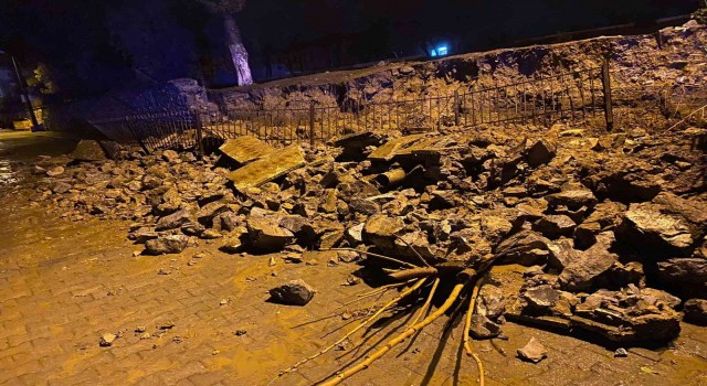 Sökede aşırı yağış okulun istinat duvarını yıktı