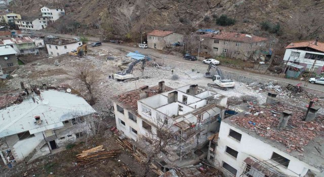 Sular altında kalacak olan Yusufelinde yıkım işlemleri hızla devam ediyor