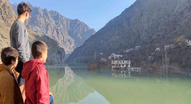 Sular altında kalmaya başlayan evlerine son kez baktılar