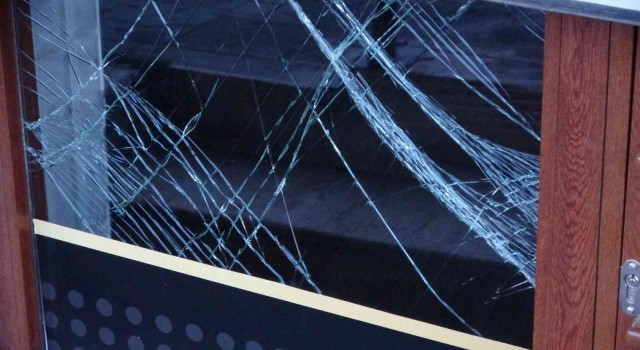 Sultanbeylide kontrolden çıkan aracın dükkana çarptığı anlar kamerada