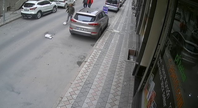 Sultangazide akılalmaz olay kamerada: Çöp poşetini önce fırlattı sonra tekmeleyerek götürdü