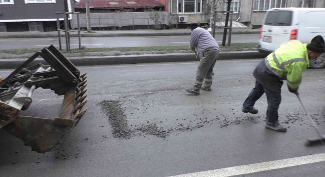 Sultangazide mikserden yola dökülen beton acemi sürücülere zor anlar yaşattı