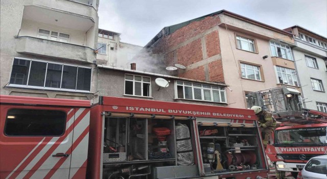 Sultangazideki binanın çatısı alev alev yandı