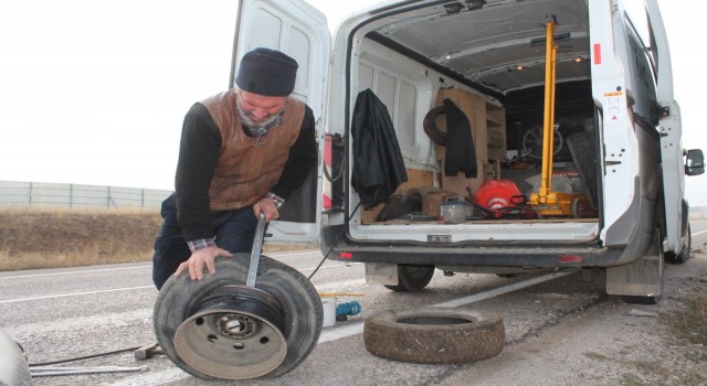 ‘Süpermen lastikçi yolda kalanların yardımına yetişiyor
