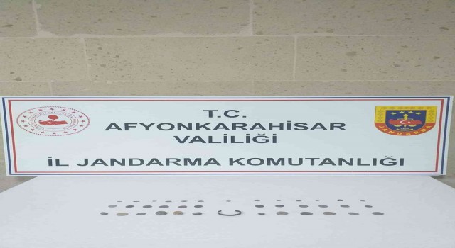 Şüphe üzerine üst araması yapılan şahıstan çok sayıda tarihi eser ele geçirildi