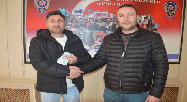 Taksici aracında unutulan 10 bin lirayı sahibine teslim etti