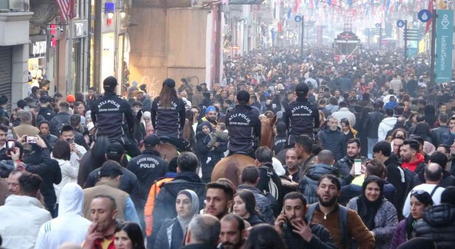 Taksim İstiklalde vatandaşların yılbaşı yoğunluğu