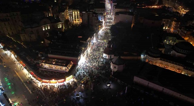 Taksim Meydanında yılbaşı yoğunluğu havadan görüntülendi