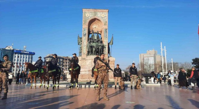 Taksimde yılbaşı öncesi devriye gezen atlı polislere büyük ilgi