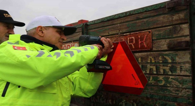 Tarım araçlarının karıştığı kazalara reflektörlü çözüm