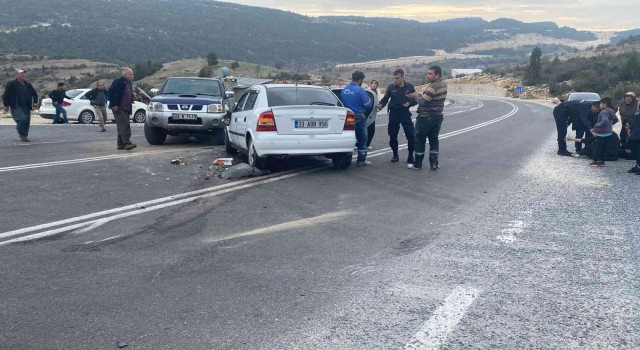 Tarım işçilerini taşıyan kamyonetle otomobil çarpıştı: 9 yaralı