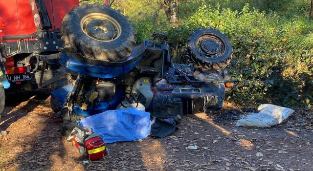 Kocaeli'nde Tarlaya giderken devrilen traktörün altında hayatını kaybetti