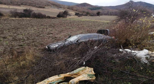 Tarlaya uçan otomobildeki 1 kişi yaralandı
