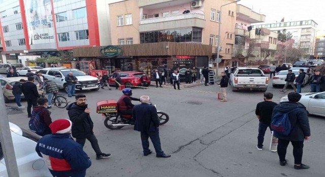 Tartışma silahlı kavgaya dönüştü, kalabalığa rağmen rastgele ateş açtı