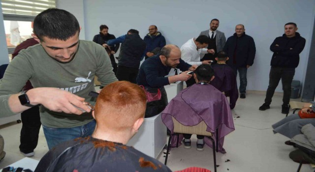 Tavşanlıda otizmli gençlere kişisel bakım