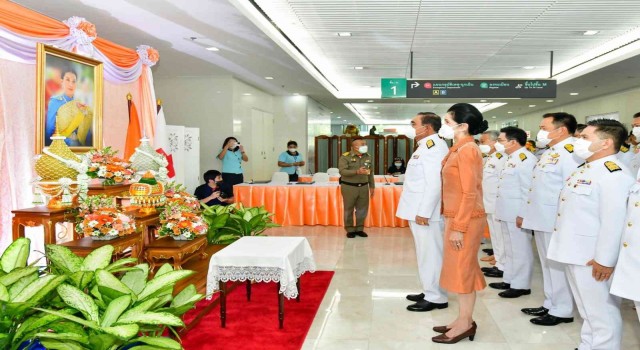 Tayland Kralı Vajiralongkorn ve eşi Covid-19'a yakalandı