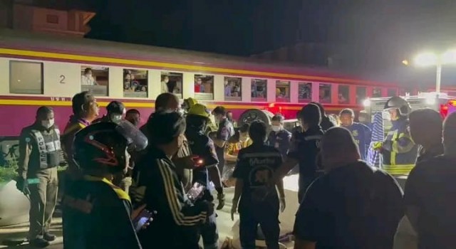 Taylandda bariyerleri aşmaya çalışan araca tren çarptı: 3 ölü, 1 yaralı