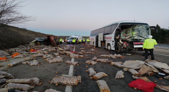 Tekirdağda kamyon ile otobüs çarpıştı: 1 ölü, 2 yaralı