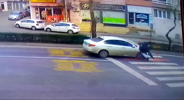 Tekirdağda otomobilin yolun karşısına geçmeye çalışan kişiye çarptığı anlar kamerada