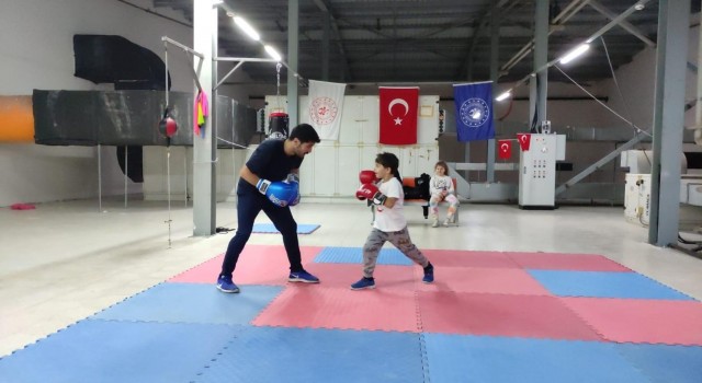 Tekirdağda yüzlerce öğrenci kış spor okulunda eğitim alıyor