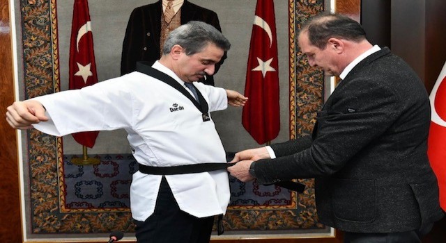 Tekvando Federasyonu Başkanı Şahinden Valiye siyah kuşak