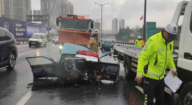 TEM Otoyolunda kaza yapan otomobil ikiye bölündü: 2 yaralı