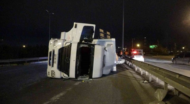 TEMe girmek isteyen kağıt yüklü tır, virajı alamayıp devrildi