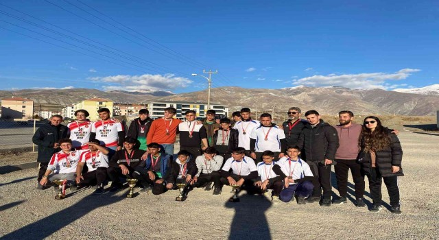 Tercanlı öğrenciler Erzincanda kupaları topladı