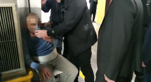Tezgahı elinden alınan simitçi, İBB binası önünde kendini yakmaya çalıştı