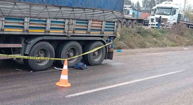 Tırın altında kalan motosiklet sürücüsü hayatını kaybetti