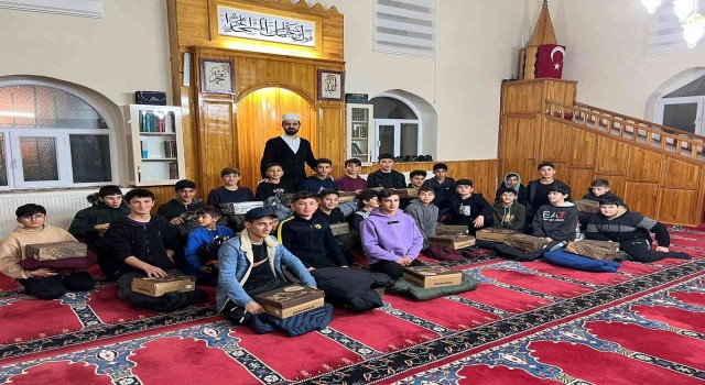 Tokatta camiye giden çocuklar ödüllendirildi