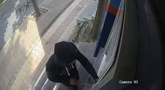Tornavidayla ATMleri açıp para çalanlar kamerada