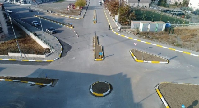 Trafikte güvenliği sağlamak için yapılan kavşak sosyal medyayı ikiye böldü