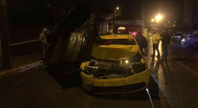 Traktör römorkuna çarpan taksi şoförü yara almadan kurtuldu