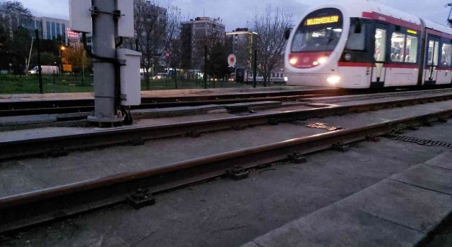 Tramvayın çarptığı genç hayatını kaybetti