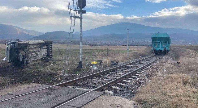 Tren hafif ticari araca çarptı: 1 yaralı