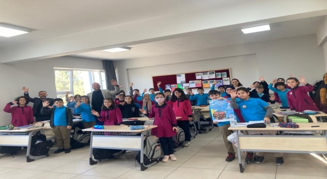 TÜGVA, Eskişehirde 41 ortaokulu ziyaret ederek ‘Kitap Kurdu yarışmasını anlattı