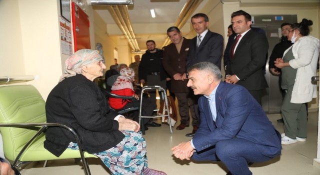 Tunceli Valisi Özkandan huzurevine yeni yıl ziyareti