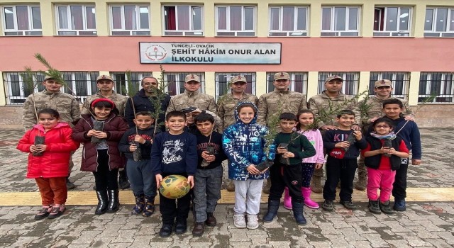 Tuncelide jandarma, öğrencilerle birlikte fidan dikti