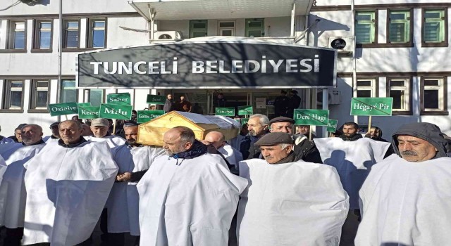 Tuncelide köylüler, belediyeyi tabut ve kefenlerle protesto etti
