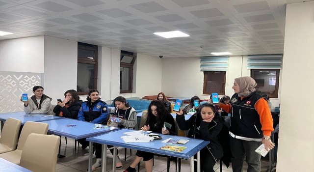 Tuncelide polis ekipleri vatandaş ve öğrencileri bilgilendirdi