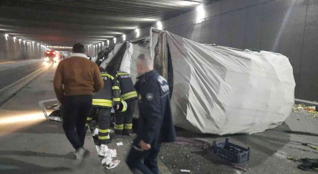 Turgutlu köprülü kavşak tünelinde kaza: 1i ağır 4 yaralı