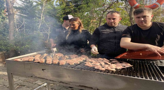 Türkiye Deniz Canlıları Müzesinde basın mensupları balık yeme yarışmasında birinciliğe oynadı