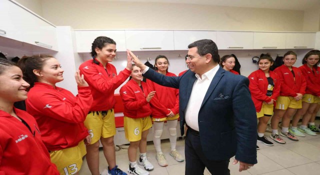 Tütüncüden kız basketbol takımına destek sözü