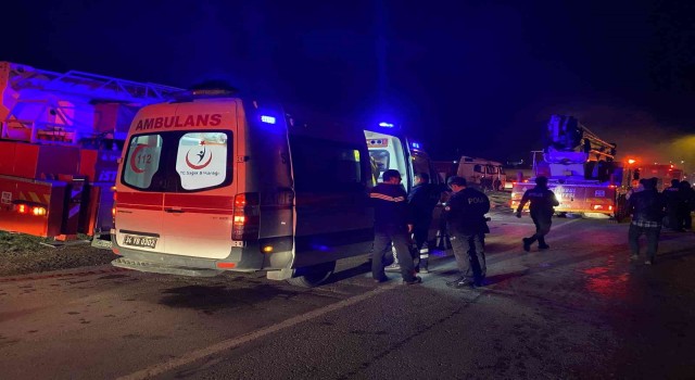 Tuzlada plastik imalathanesinde korkutan yangın: 3 yaralı