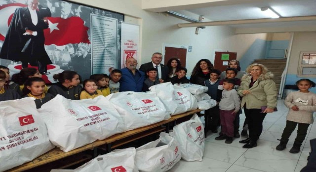 TYSD Van Şubesinden öğrencilere kışlık hediye