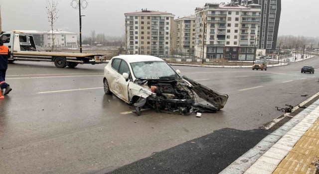 Üç araç birbirine girdi: 1i polis 4 kişi yaralandı